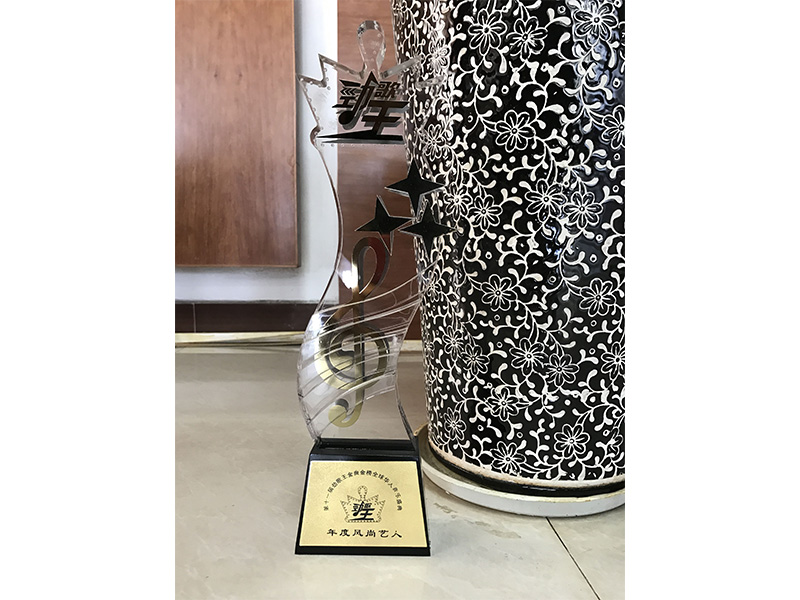 獲第十一屆勁歌王年度風(fēng)尚藝人獎(jiǎng)